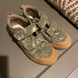 Toms size 2.5 Boys shoes. Worn twice